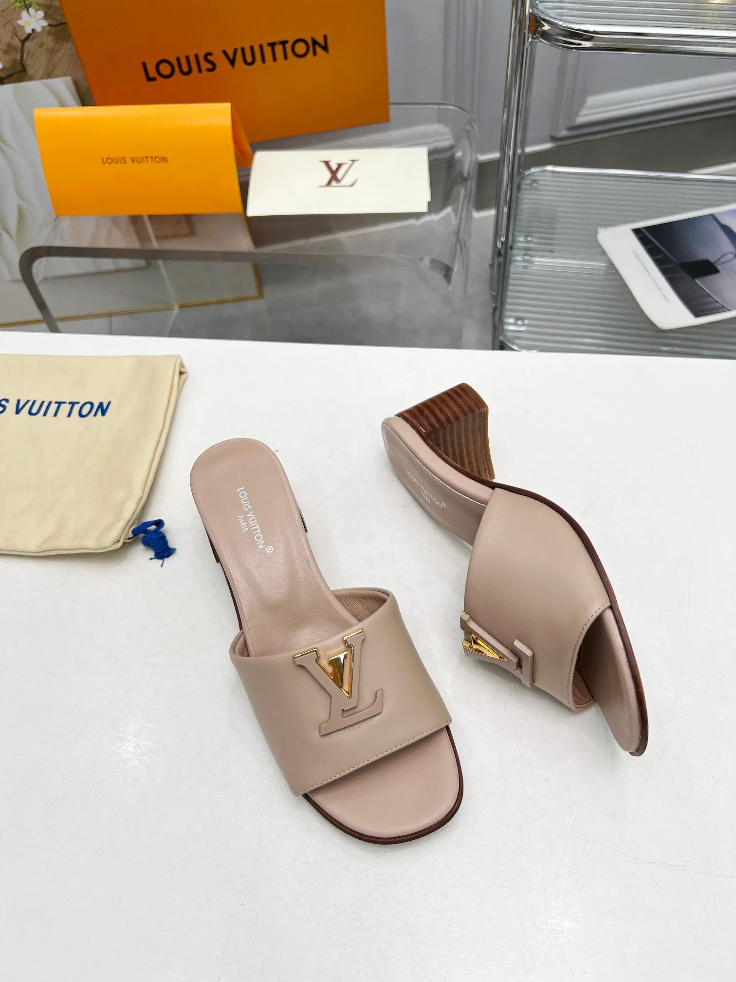 👟👟Ex-factory price 460👟👟Louis Vuitton/Louis Vuitton women's new sandals LV SUNSET COMFORT flat sandals are made of exquisite cowhide and sheepskin lining, the uppers show handicrafts, and are matched with genuine leather soles*@wearing experience. LV logo hardware buckle on upper, size 35-42